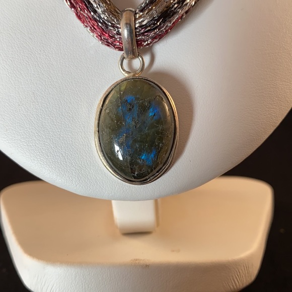 Ribbon Necklace and earrings - Picture 3 of 3